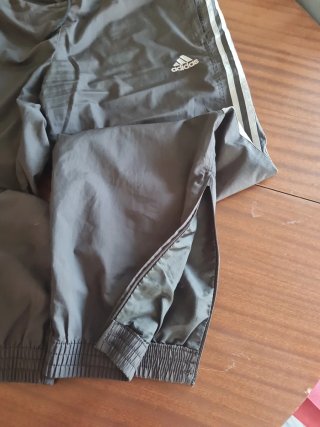 Pantalón Adidas gris con abertura lateral