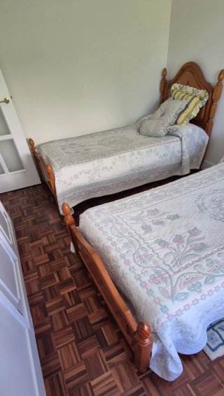 2 Letti Singoli in Legno Massello Classici (Pino)
