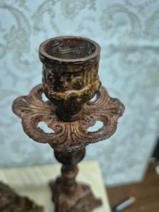 Candelabros de metal.