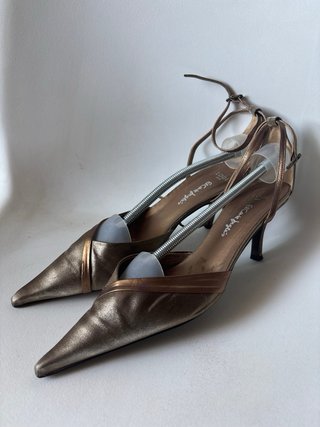 Zapatos Lodi dorados tacón fino