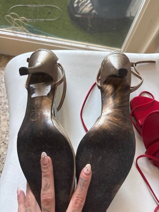 Zapatos Lodi dorados tacón fino