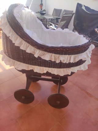 Moisés de bebé mimbre con ruedas