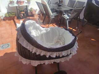 Moisés de bebé mimbre con ruedas