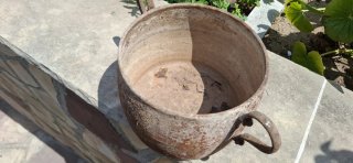 Ollas de hierro antiguas con bonitas asas