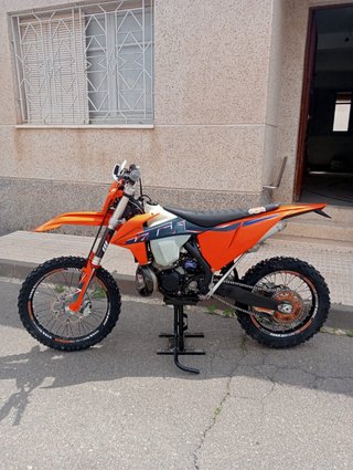 Moto Enduro Naranja y Blanca