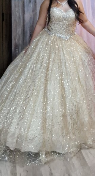 Vestido de 15 años dorado y plateado