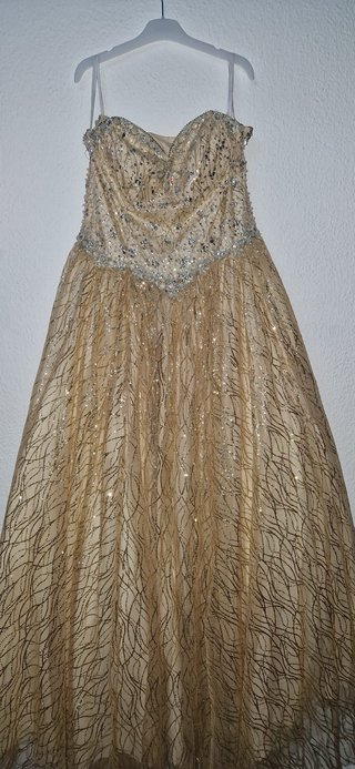 Vestido de 15 años dorado y plateado