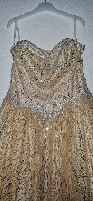 Vestido de 15 años dorado y plateado