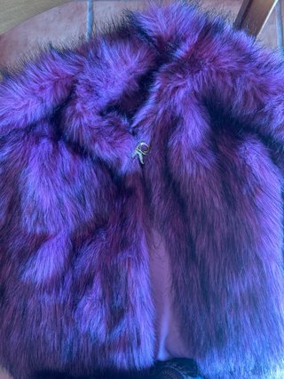 Chaqueta de pelo rosa y morado