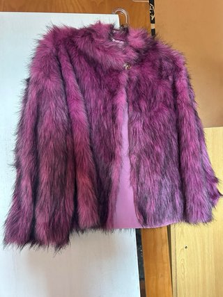 Chaqueta de pelo rosa y morado
