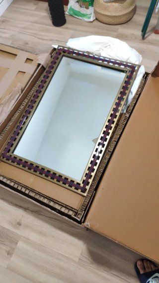 Espejo Zara Home dorado con detalle morado