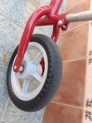 Bicicleta infantil roja