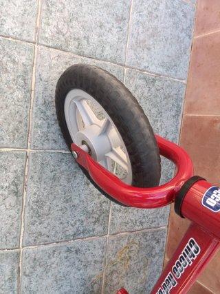 Bicicleta infantil roja