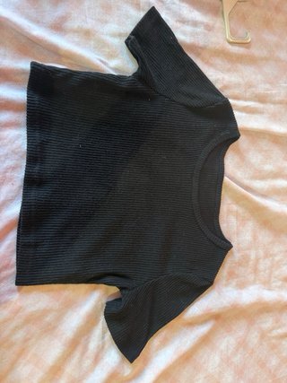 Camisa negra crop top con mangas desmontables