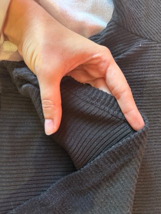 Camisa negra crop top con mangas desmontables