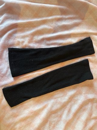Camisa negra crop top con mangas desmontables