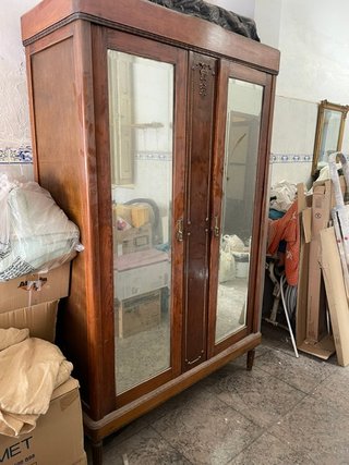 Armario  centenario  de madera y espejo