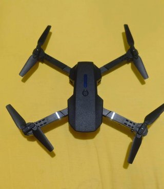 Dron RC Negro