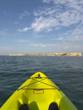 Kayak verde con remo