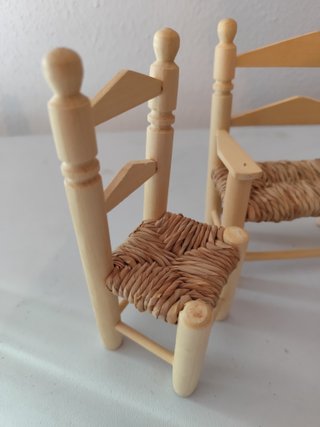 Set da tavolo e sedie in miniatura in legno
