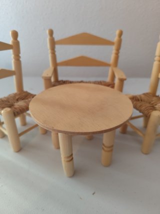 Set da tavolo e sedie in miniatura in legno
