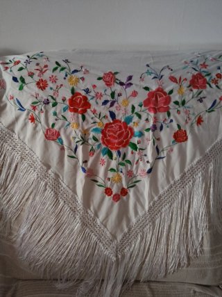 Mantón blanco   flecos largos bordado flores
