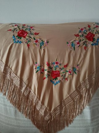 Mantón bordado floral beige
