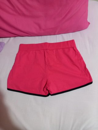 Pantaloncini fucsia con bordi neri
