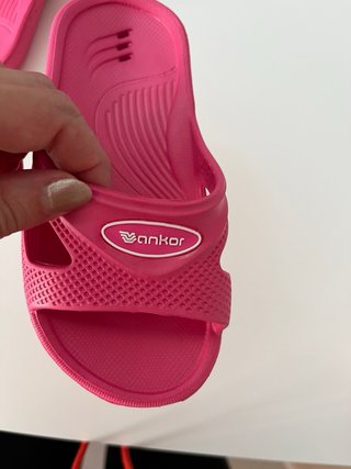 Bañador y chanclas niña fucsia