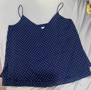 Blusa azul con lunares blancos