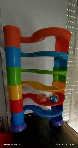Juego tobogán infantil con bolas