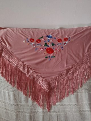 Mantón niña rosa empolvado  bordado