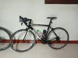 Bicicleta Specialized Negra y Roja i otra de monta