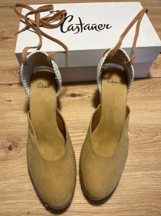 Cuñas Castañer camel con lazo, 6,5cm altura