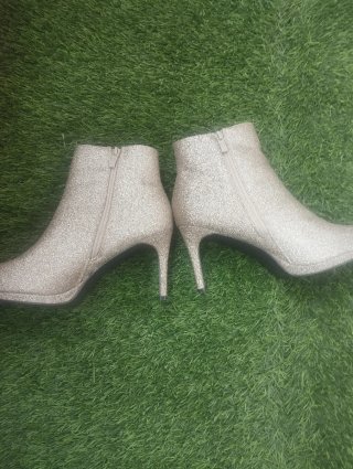 Botines dorados con brillos