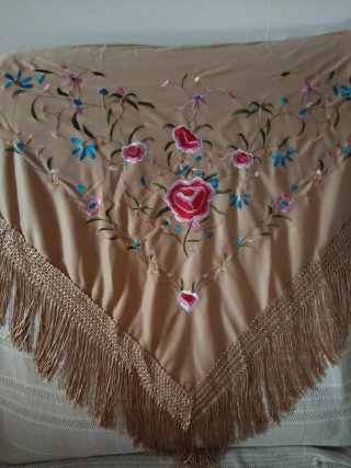 Mantón marrón claro  bordado floral beige y rosa
