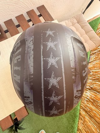 Casco de moto negro con visera