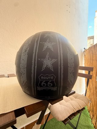 Casco de moto negro con visera