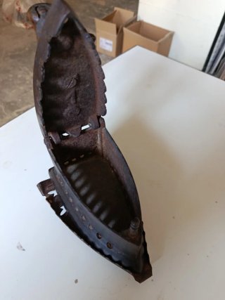Plancha antigua de carbón con base