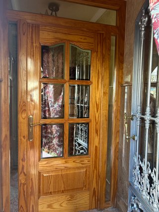 Puerta cancela madera con cristales