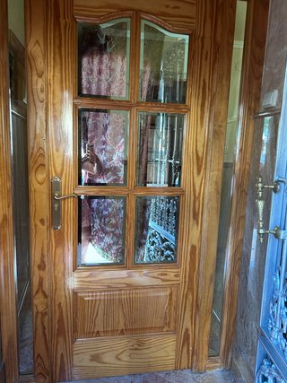 Puerta cancela madera con cristales