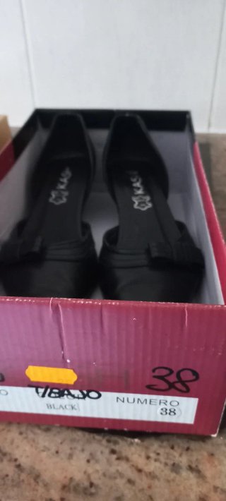 Zapatos de tacón bajo negros de piel