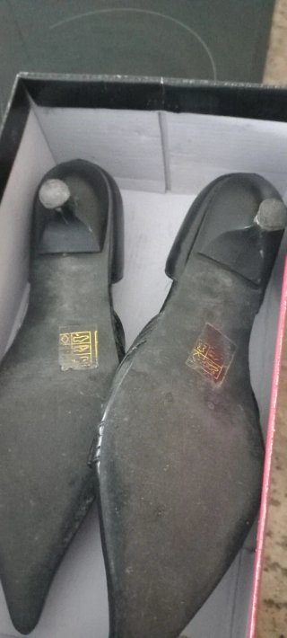 Zapatos de tacón bajo negros de piel