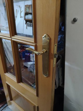 Puerta de madera con cristal