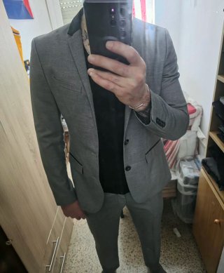 Traje gris con solapa negra