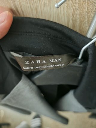 Traje gris con solapa negra