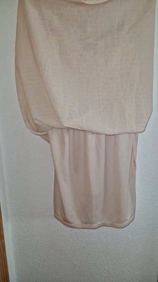 Vestido largo beige con tirantes