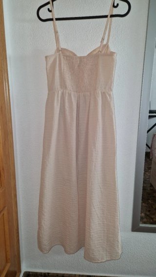 Vestido largo beige con tirantes