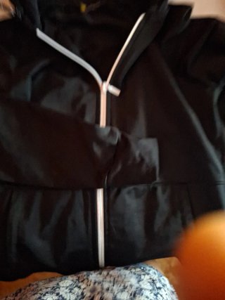 Chaqueta deportiva negra con capucha