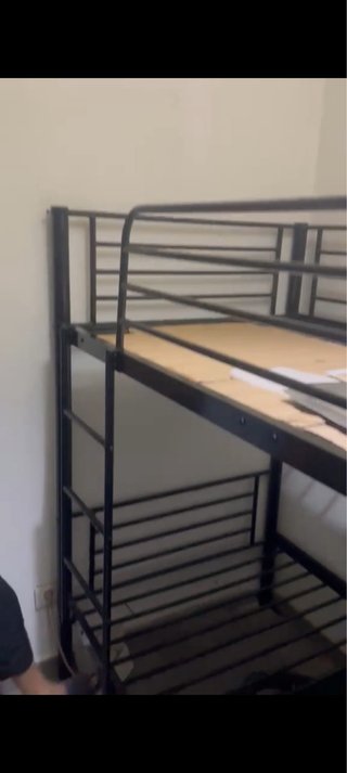 Letto a castello in metallo e legno